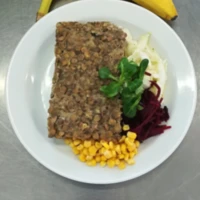 Fotografie jídla Čočkový nákyp s mletým masem, zeleninový salát