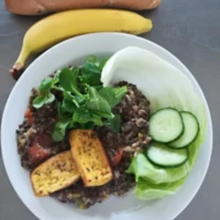 Fotografie jídla Čočkový salát s pohankou a uzeným tofu, cereální pečivo