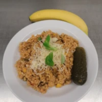 Fotografie jídla Srbské vepřové bulgurové rizoto, sterilovaná okurka, strouhaný sýr