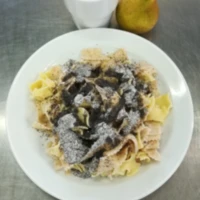 Fotografie jídla Duo nudle s mákem, maštěné máslem, ovoce, ochucené mléko