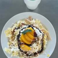 Fotografie jídla Duo těstoviny s tvarohem a broskví, ochucené mléko