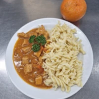 Fotografie jídla Frankfurtský vepřový guláš, těstoviny